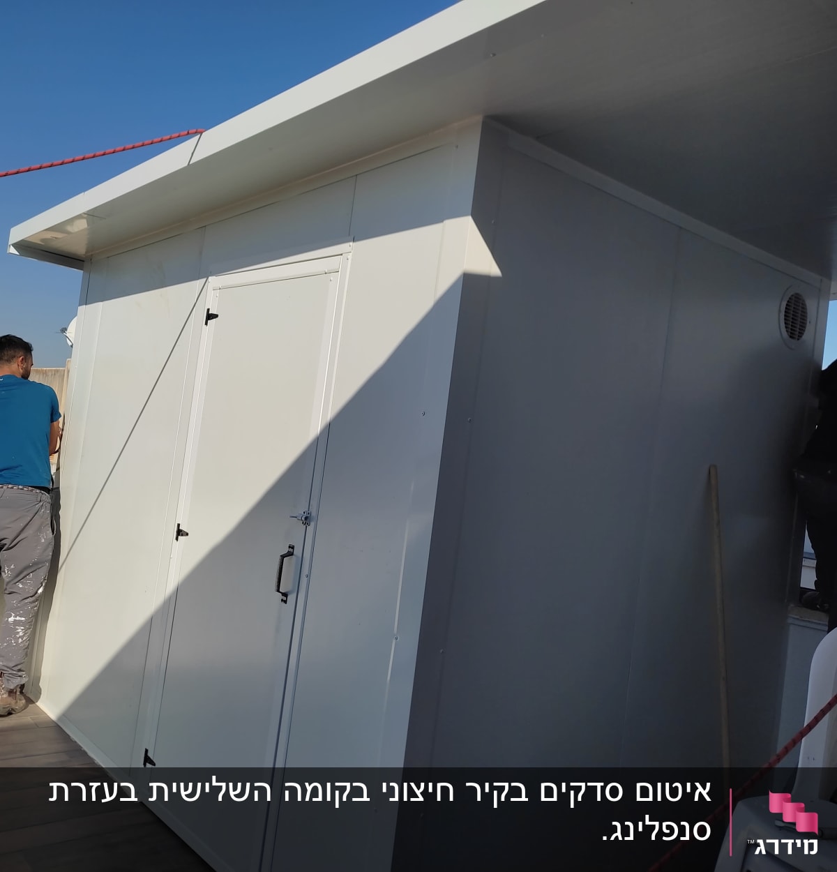 שני אנשים עובדים על מבנה לבן עם חבלים